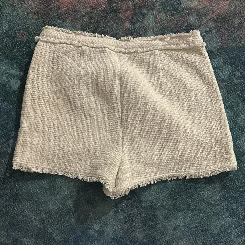 5 á 7 Cinq a Sept Cream Boucle Allen Shorts Sz 12 - Picture 5 of 6